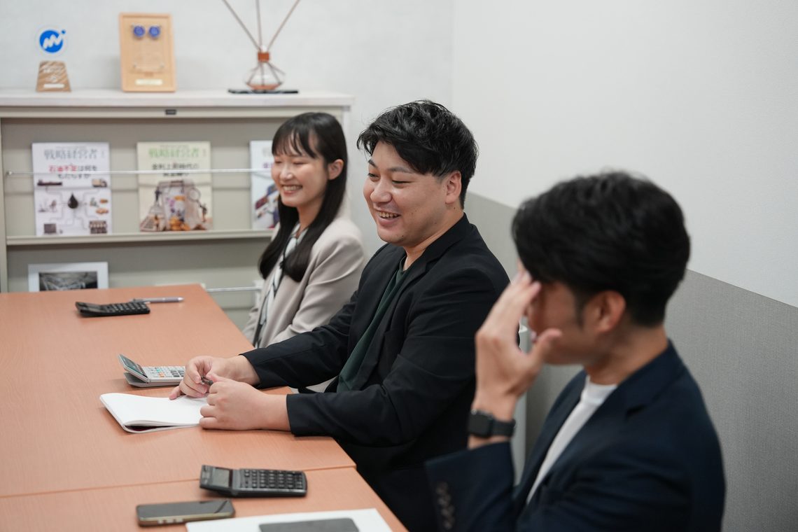 打ち合わせ中の社員たち