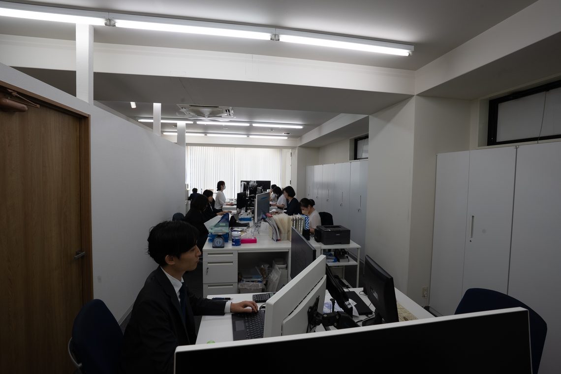 集中して業務にあたる執務フロア