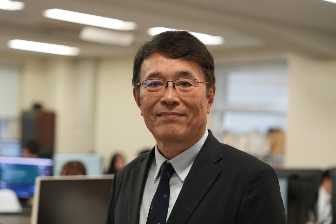 執務フロアに立つ社員