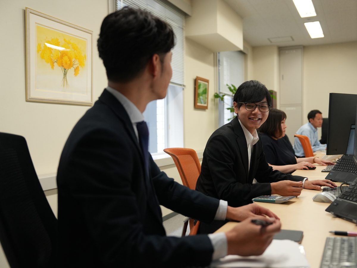 4つの専門事業部が連携するミーティング風景