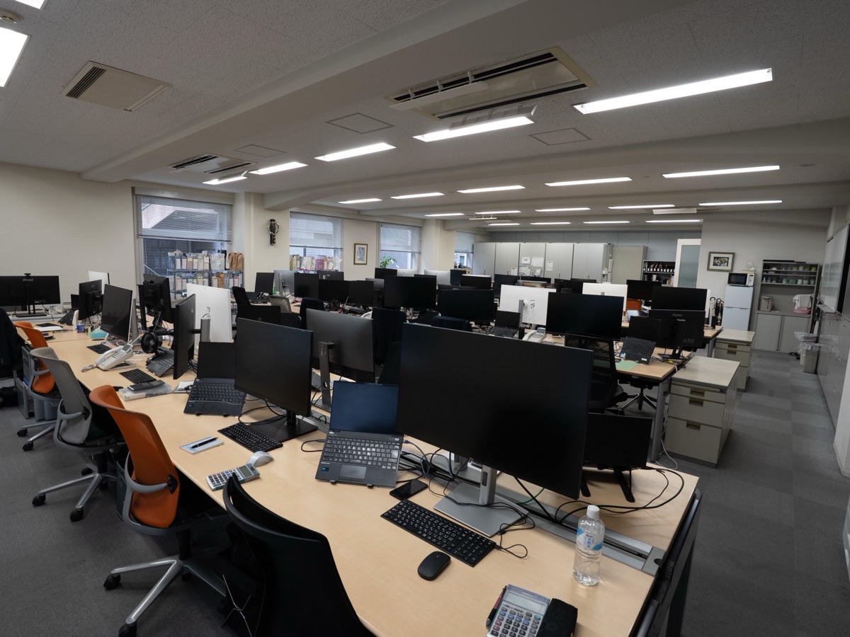 リモートワーク活用で人の少ないオフィスの執務フロア