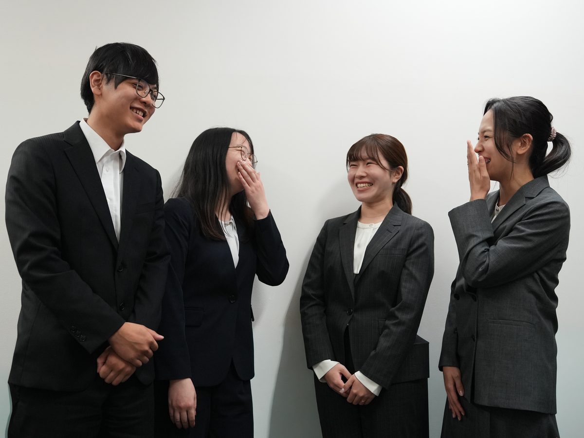 資格取得を目指す若手社員たち