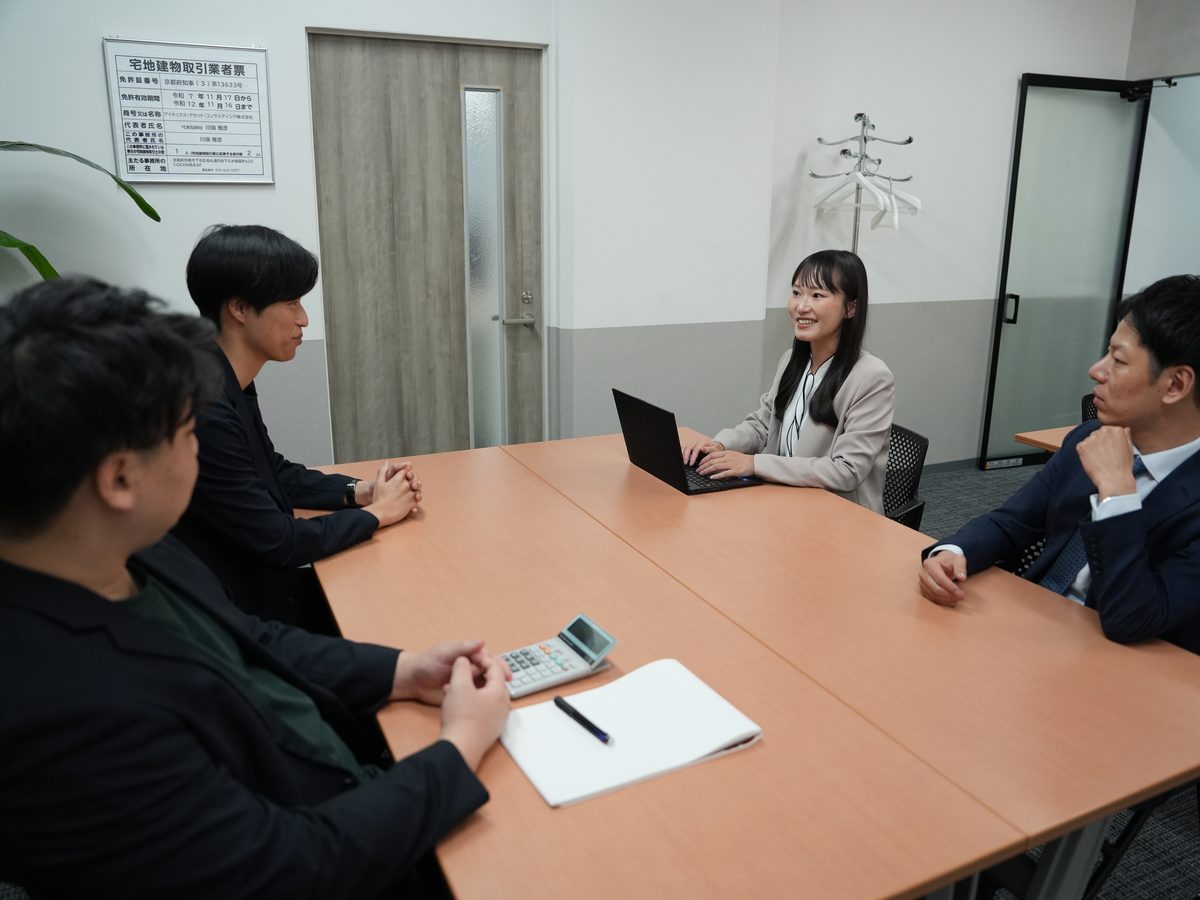 会議室で打ち合わせをするメンバー