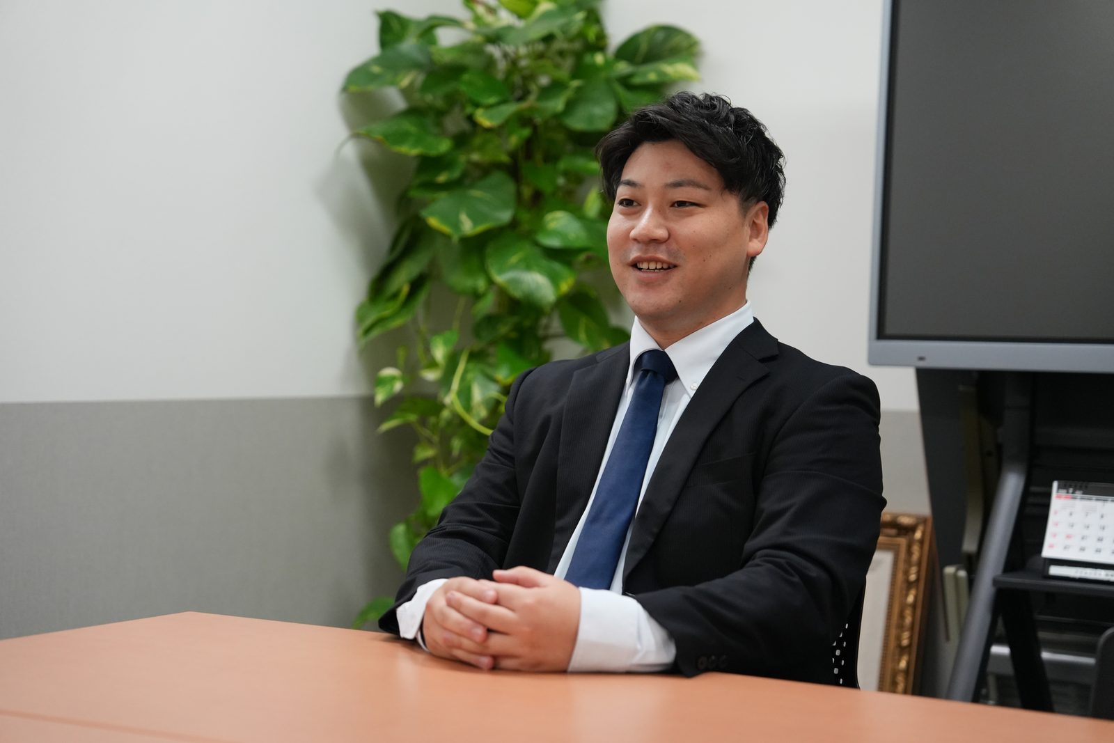 打ち合わせテーブルで話す木村さん
