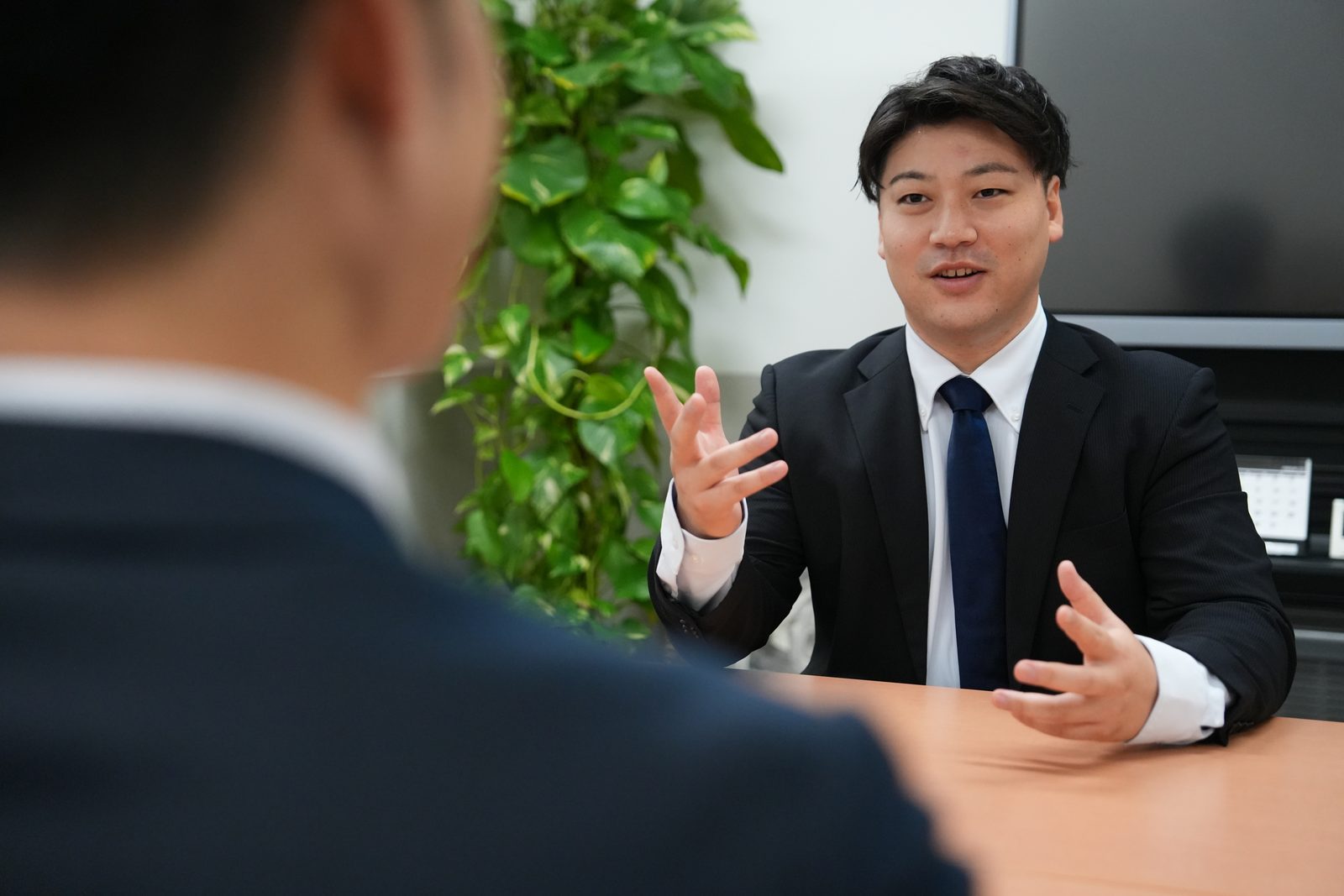 身振りを交えて説明する木村さん