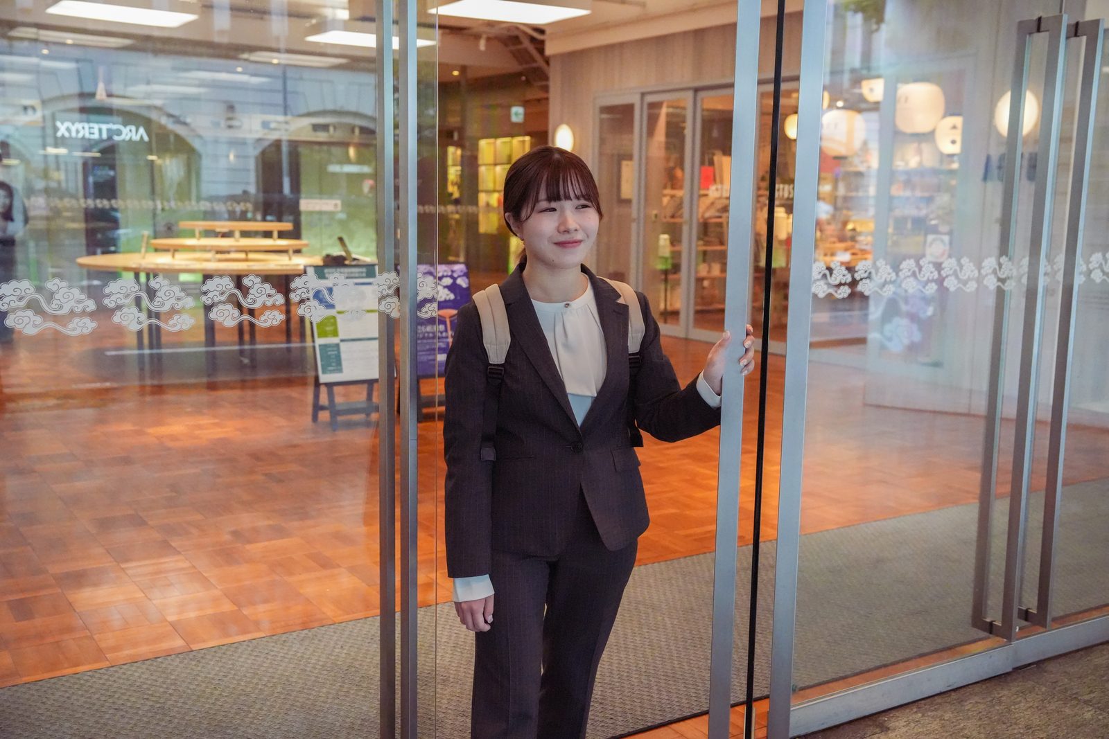 オフィスのエントランスに立つ北村さん