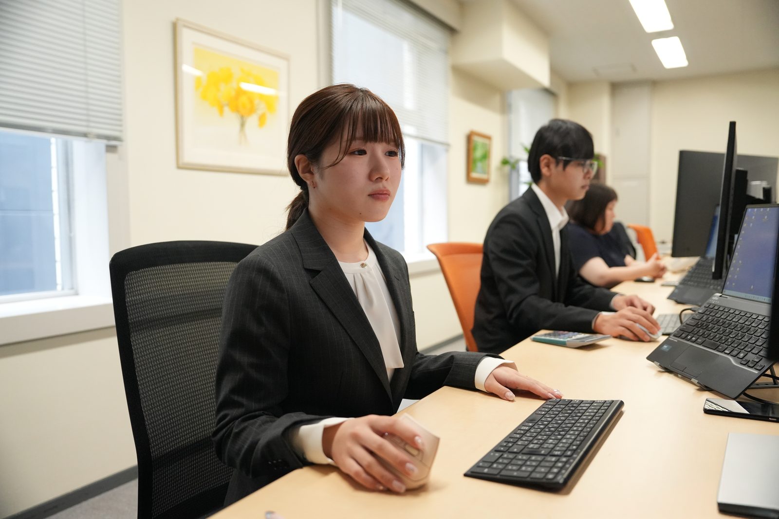 デスクで業務にあたる北村さん