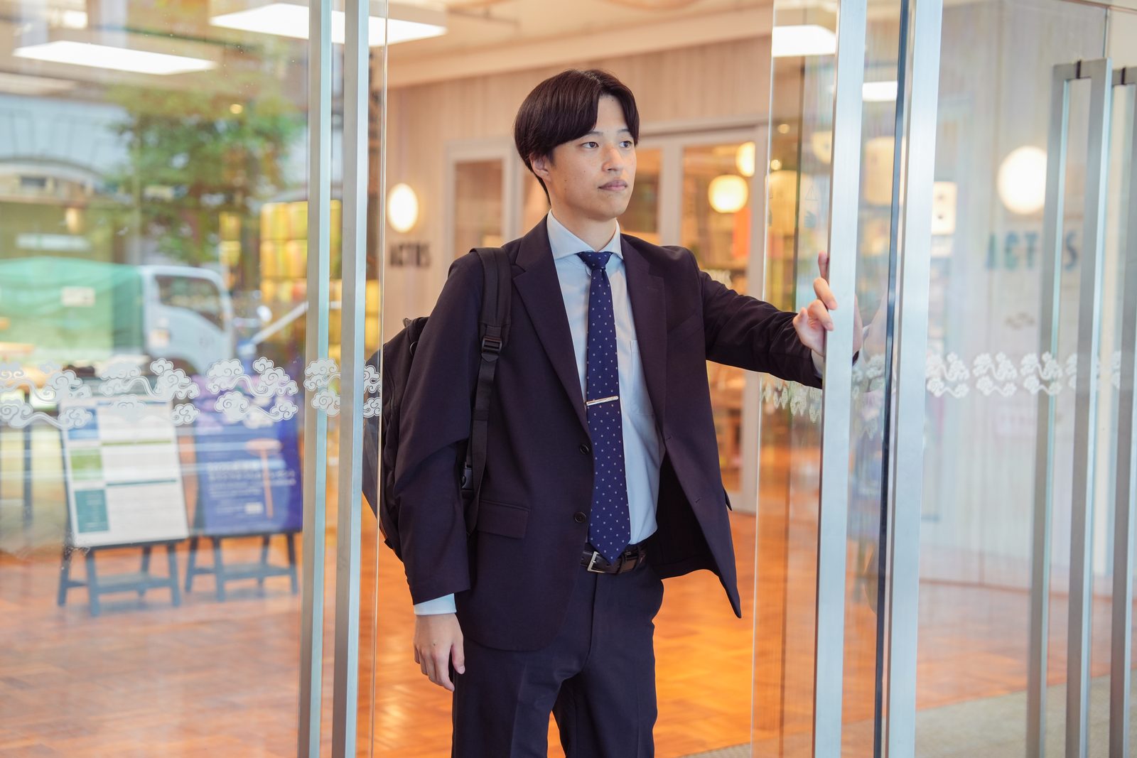オフィスのエントランスに立つ國友さん