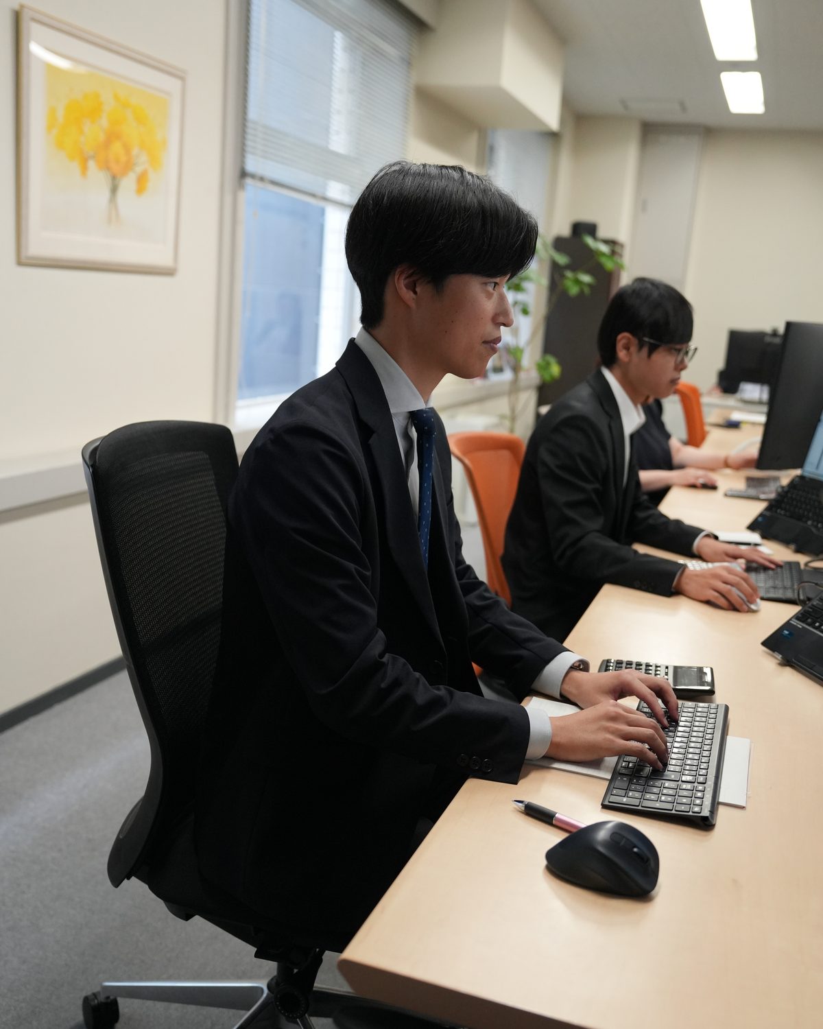 デスクで業務にあたる國友さん