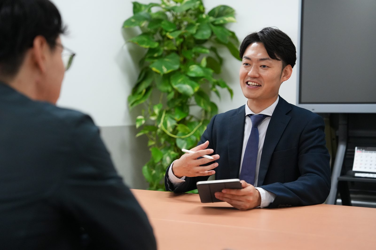 タブレットを使って打ち合わせをする森川さん