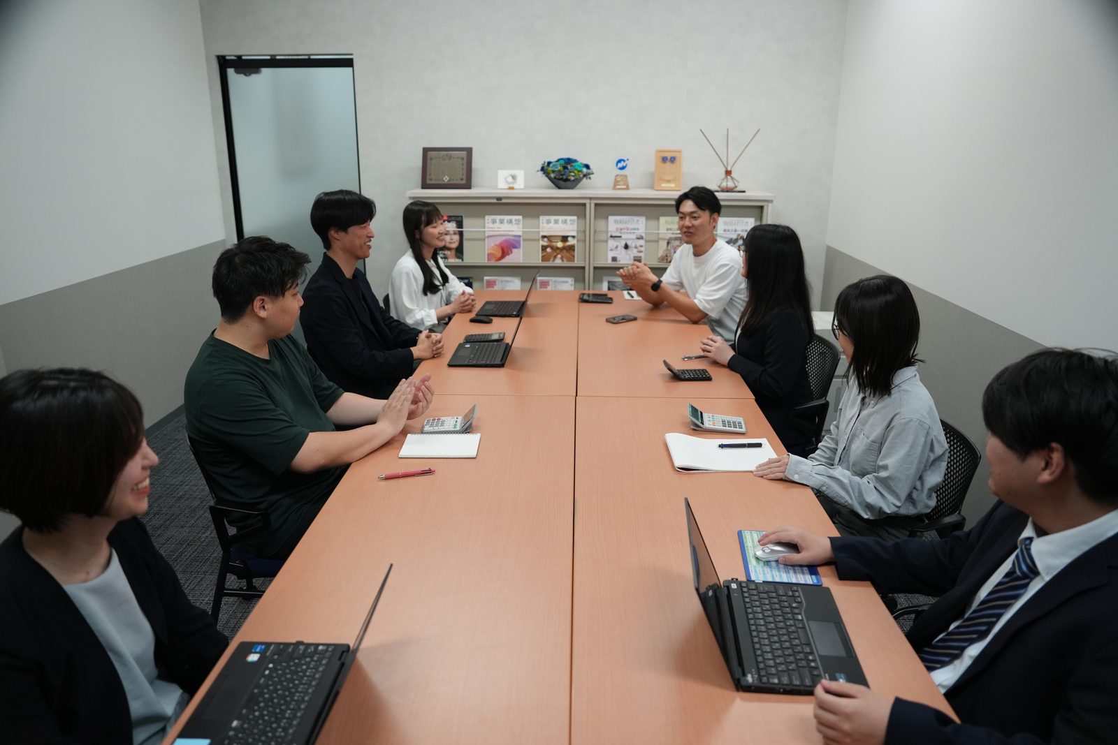 大会議室で行われるチームミーティングの様子