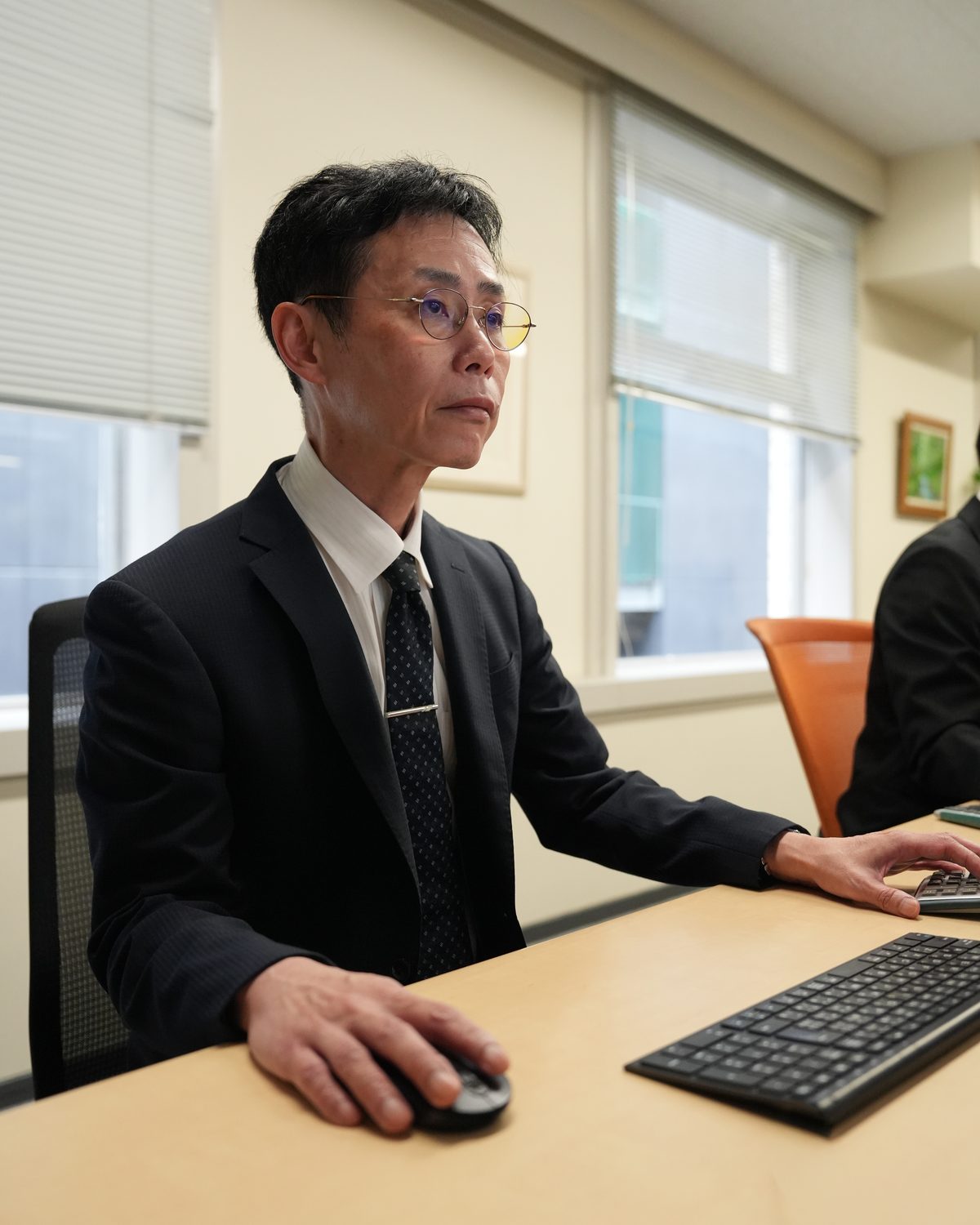 デスクで業務にあたる野又さん