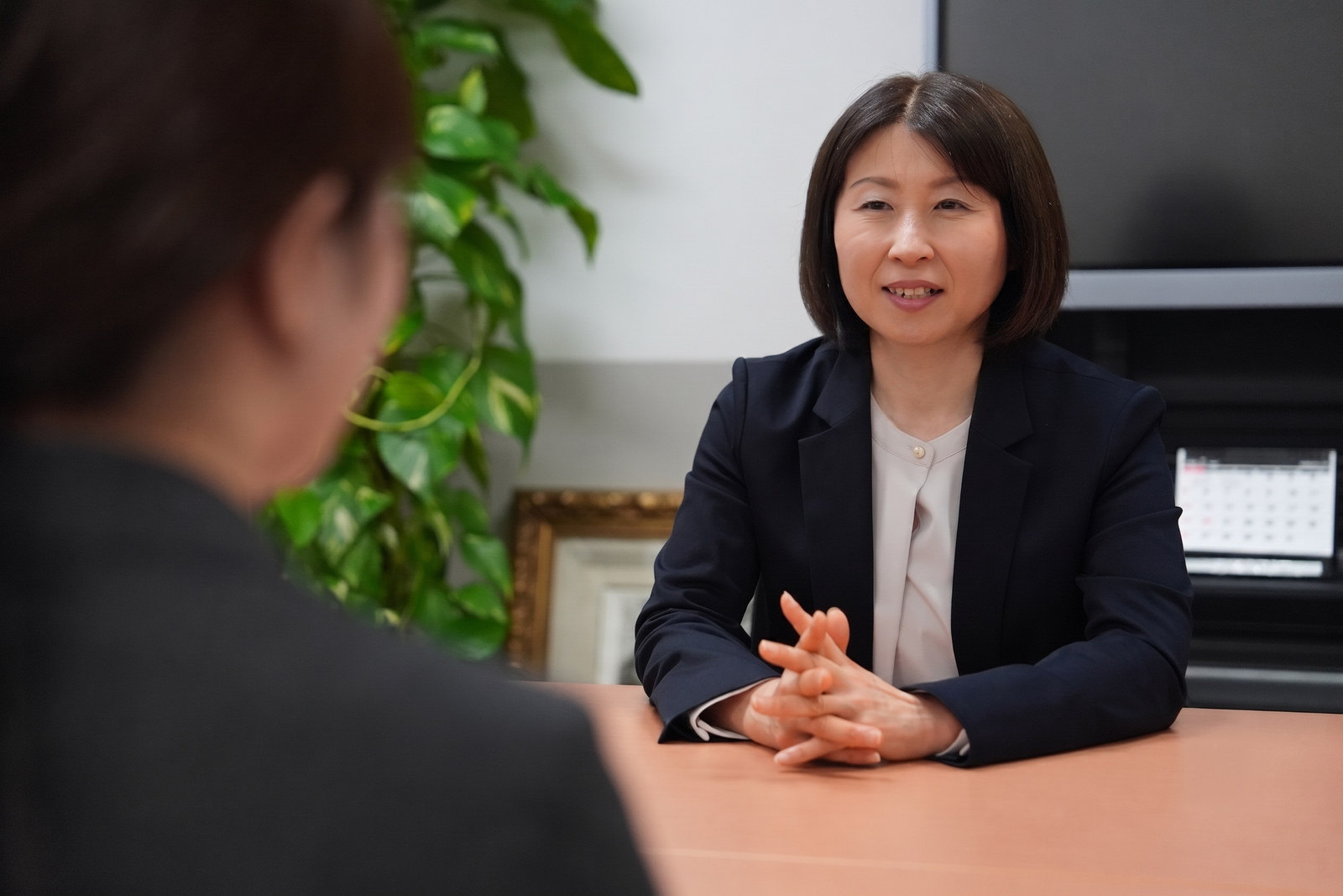 デスクで業務にあたる吉川さん